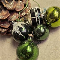 groenne-glas-julekugler-ensfarvede-ternet-med-sne-gamle-glaskugler